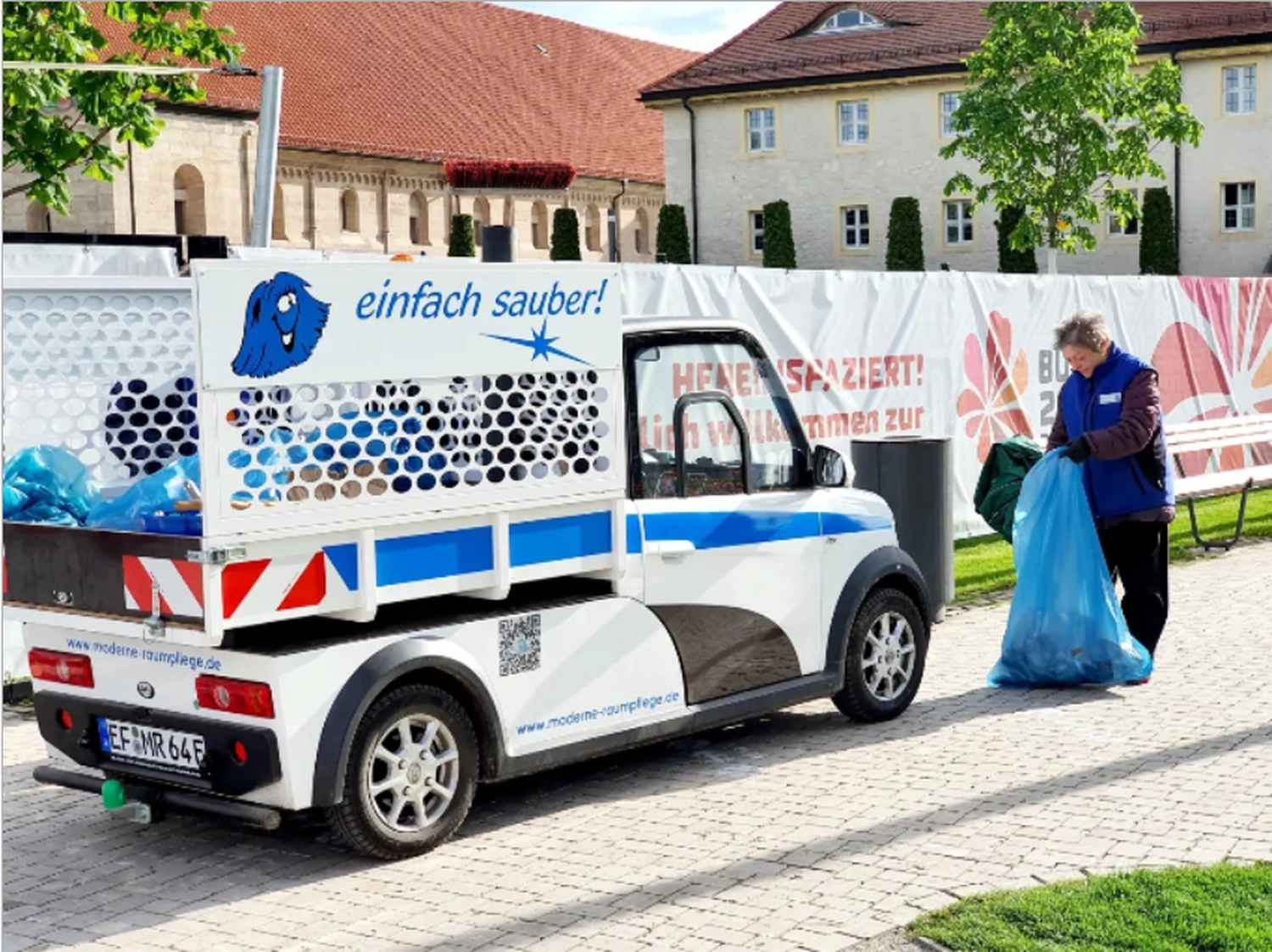 Moderne Raumpflege GmbH Boge – Gebäudereinigung – ein kompaktes elektrisches Nutzfahrzeug, das häufig für städtische Reinigungs- und Instandhaltungsdienste eingesetzt wird